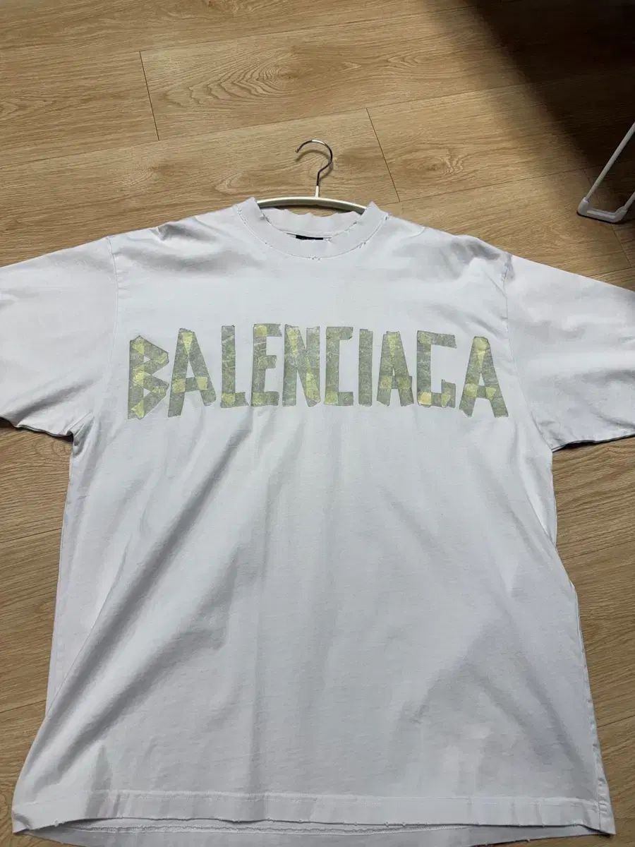 バレンシアガ テープ Tシャツ