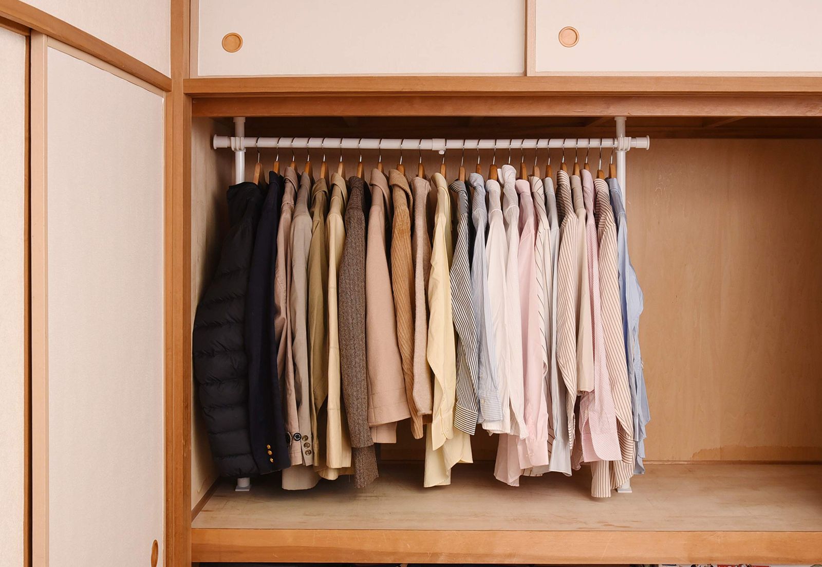 山善(YAMAZEN) 突っ張り ハンガーラック 幅73-120×奥行9×高さ80-124cm 押入れ たっぷり収納 たて・よこ伸縮 かんたん設置 耐荷重30kg 組立品 ホワイト WJO-715(WH)ｍａ