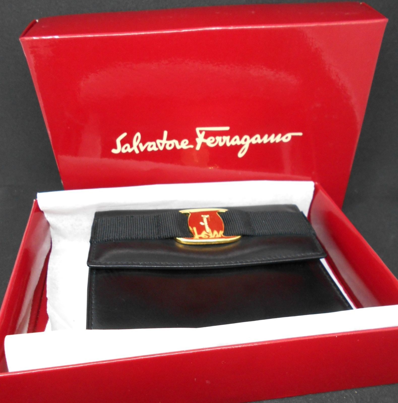 箱入り Salvatore Ferragamo フェラガモ ヴァラ・リボン二つ折り財布【R1035003】
