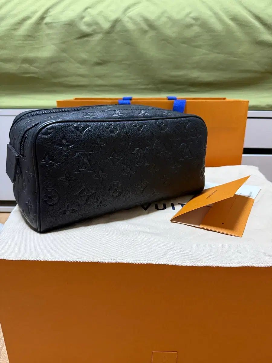 (状態最高) Louis Vuitton ルイヴィトン シャドー ドブキット 159,015円