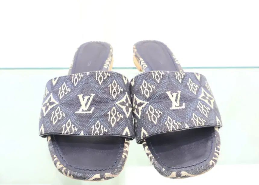 Louis Vuitton SINCE 1854 リバイバル フラット ミュール 1A8NV9