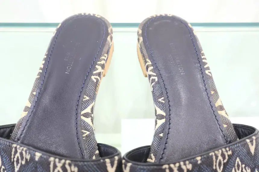 Louis Vuitton SINCE 1854 リバイバル フラット ミュール 1A8NV9