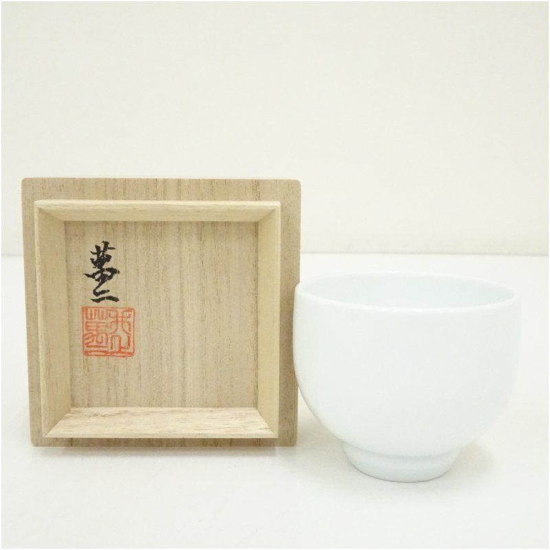 人間国宝　井上萬二造　白磁ぐい呑（共箱） ぐい呑み ぐい飲み おしゃれ かわいい 器 酒器 骨董 食器 ディスプレイ インテリア お酒 居酒屋