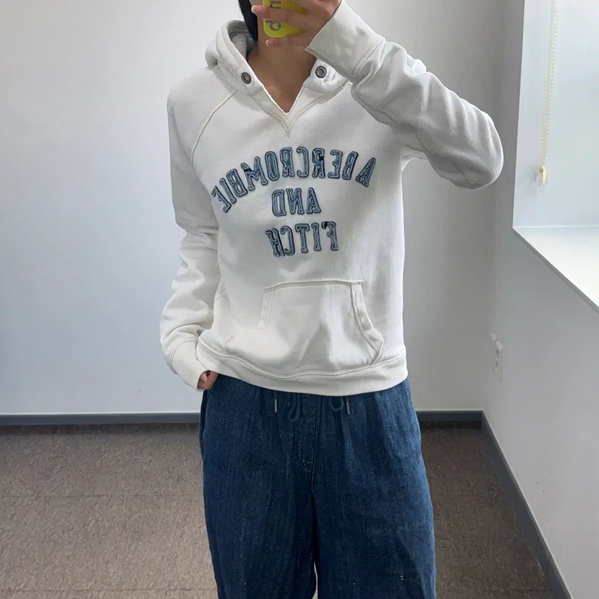 Abercrombie アバクロンビー Spellout ロゴ 白 フードT
