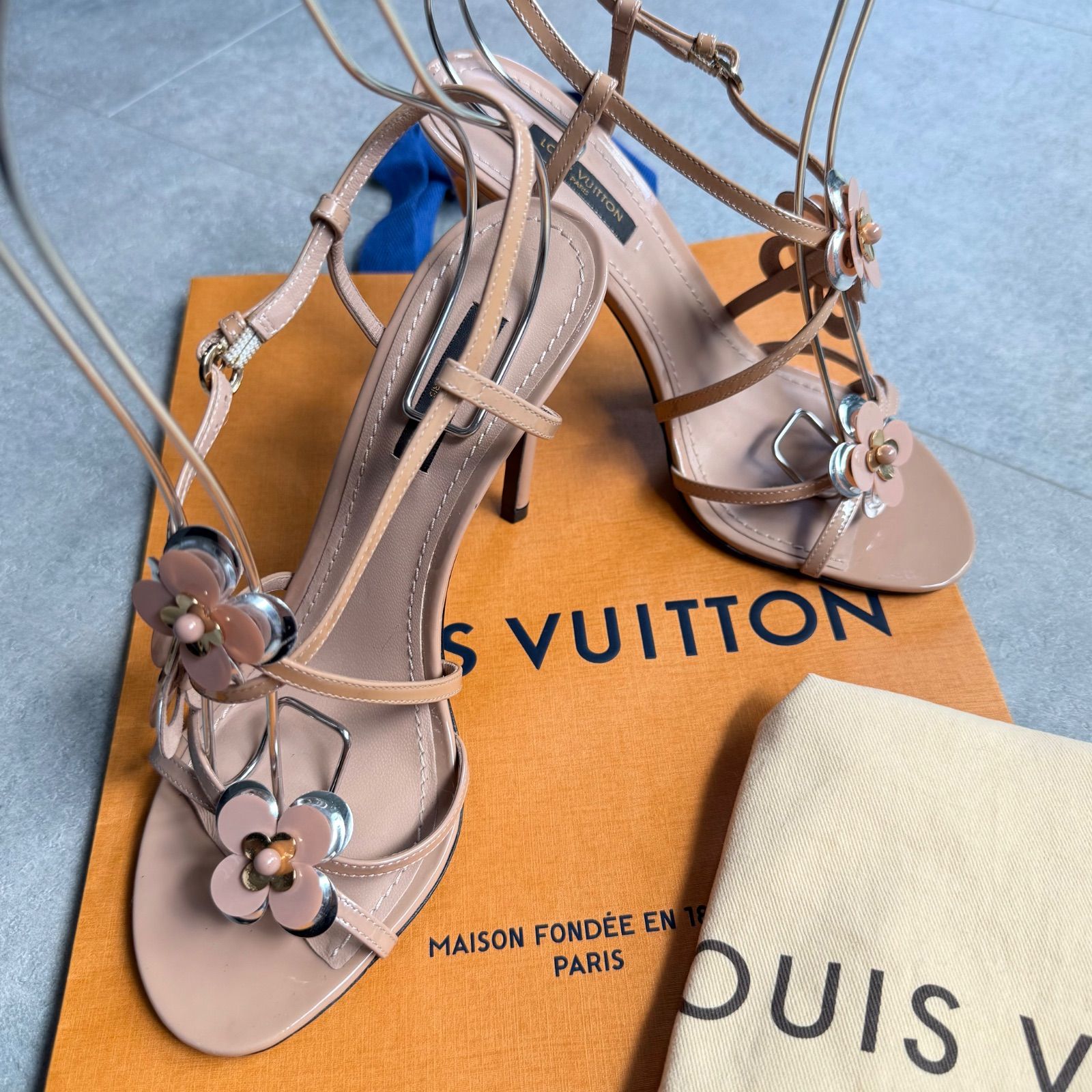 LOUIS VUITTON ルイヴィトン フラワーモチーフ ストラップサンダル エナメル ベージュ モノグラム 36 1/2 レディースシューズ 23.5cm