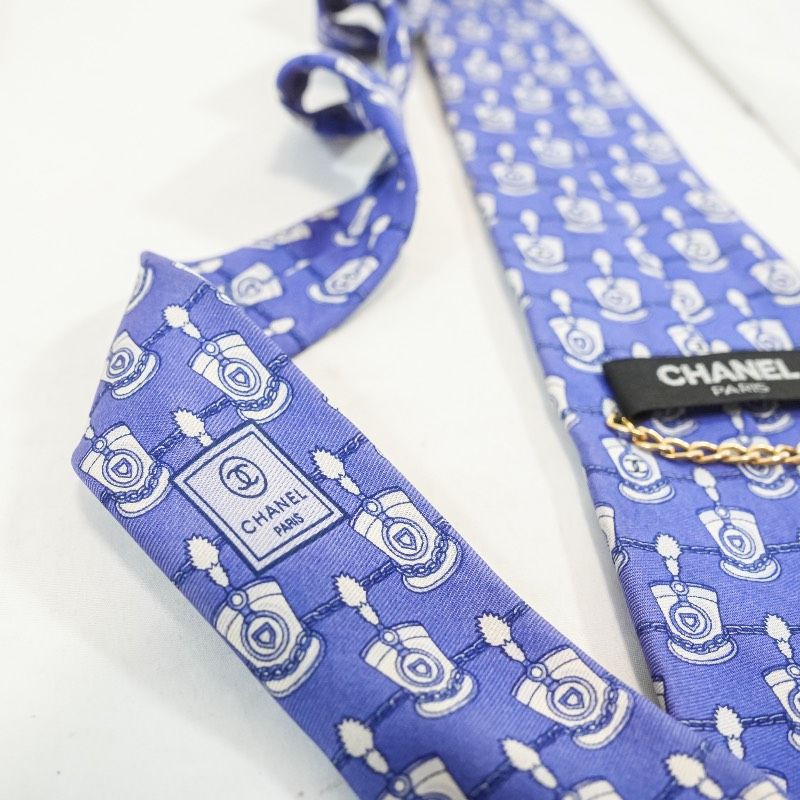 【極美品】CHANEL シルクネクタイ ネイビー ココマーク 総柄　イタリア製 CHANEL シャネル ネクタイ ココマーク チェーンボトル 総柄 パープル