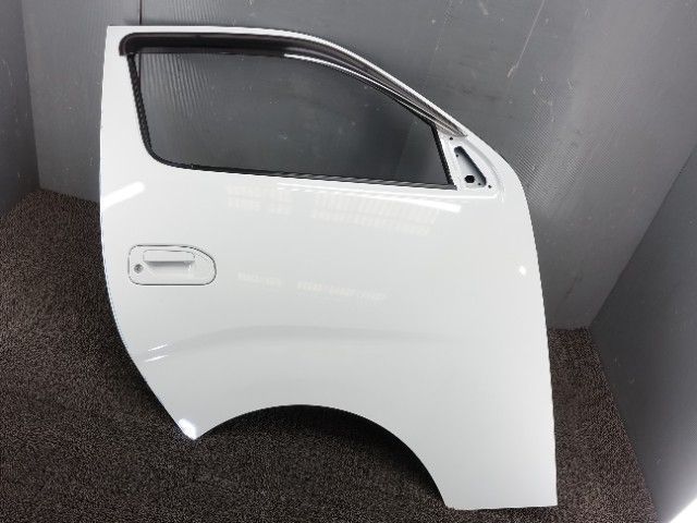 9816　ニッサン パラメディック/NV350 キャラバン　CS8E26　フロントドア右　運転席ドア　QM1　（F2-3）