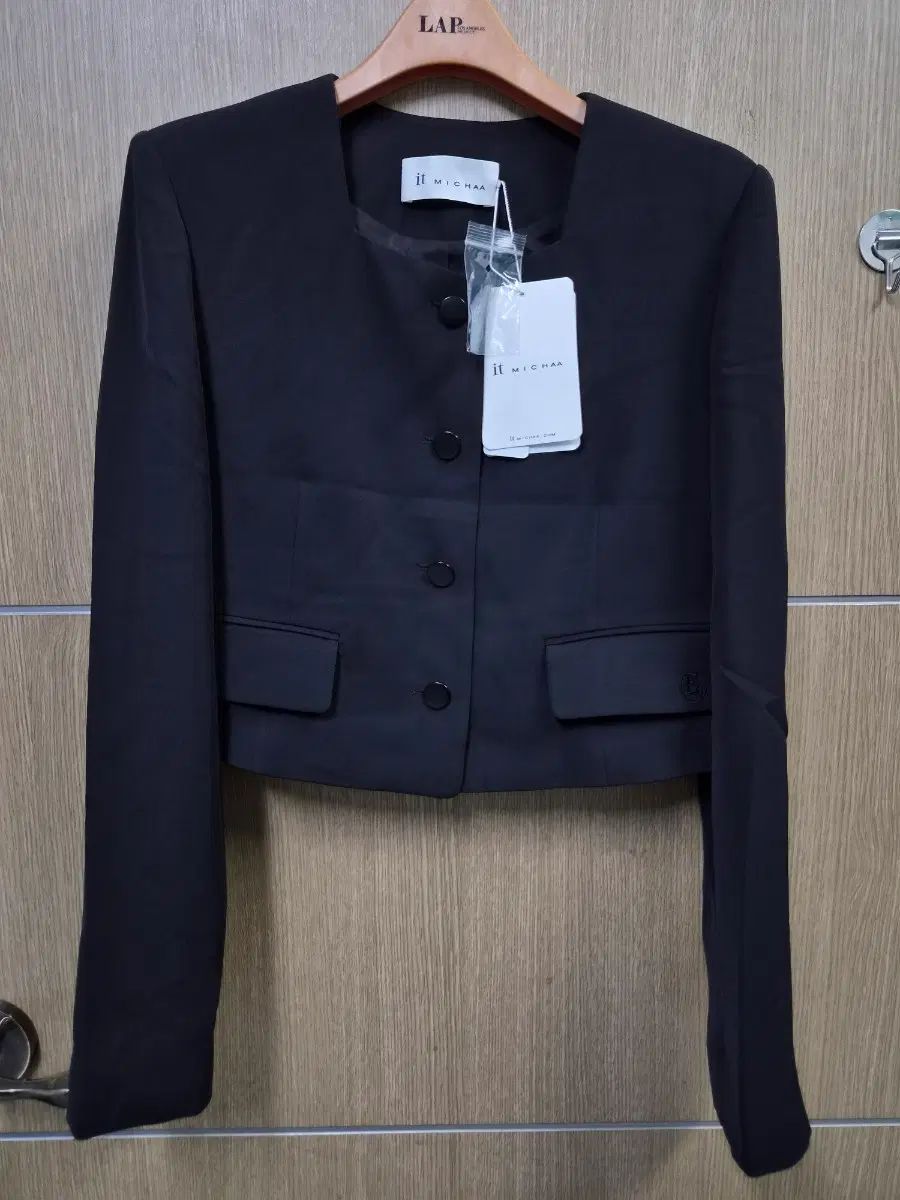 イッミシャ 黒色 クロップド ジャケット