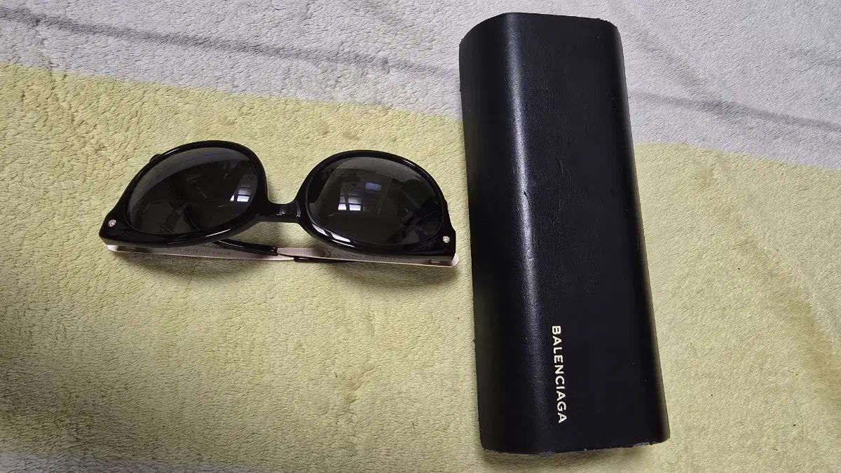 バレンシアガ サングラス ブラック ユニセックス 出品