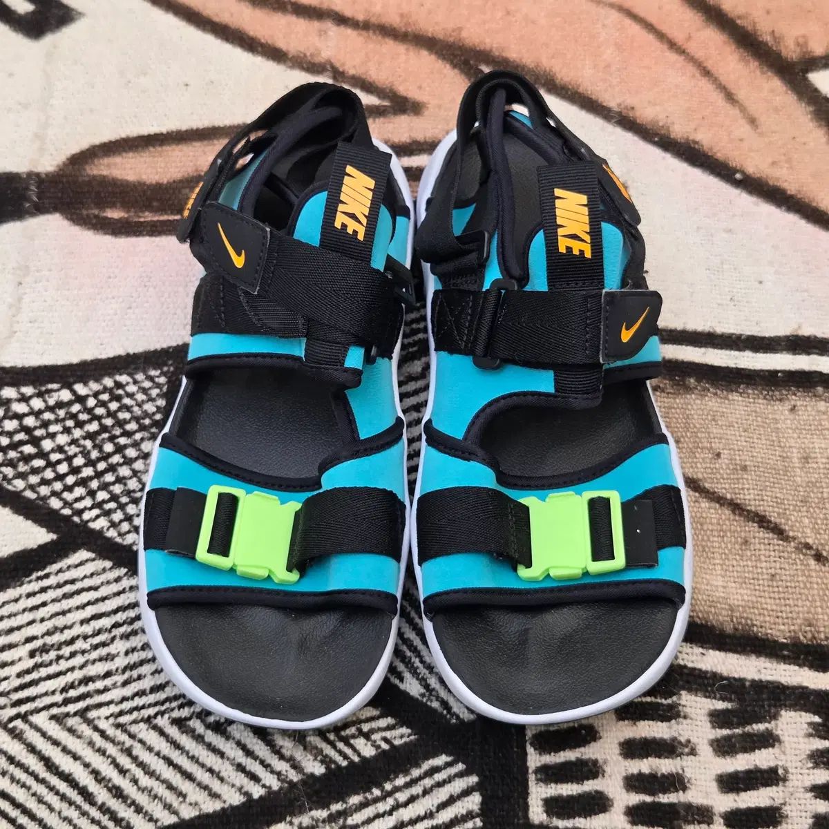 270 NIKE キャニオン サンダル グリーン/ネオン