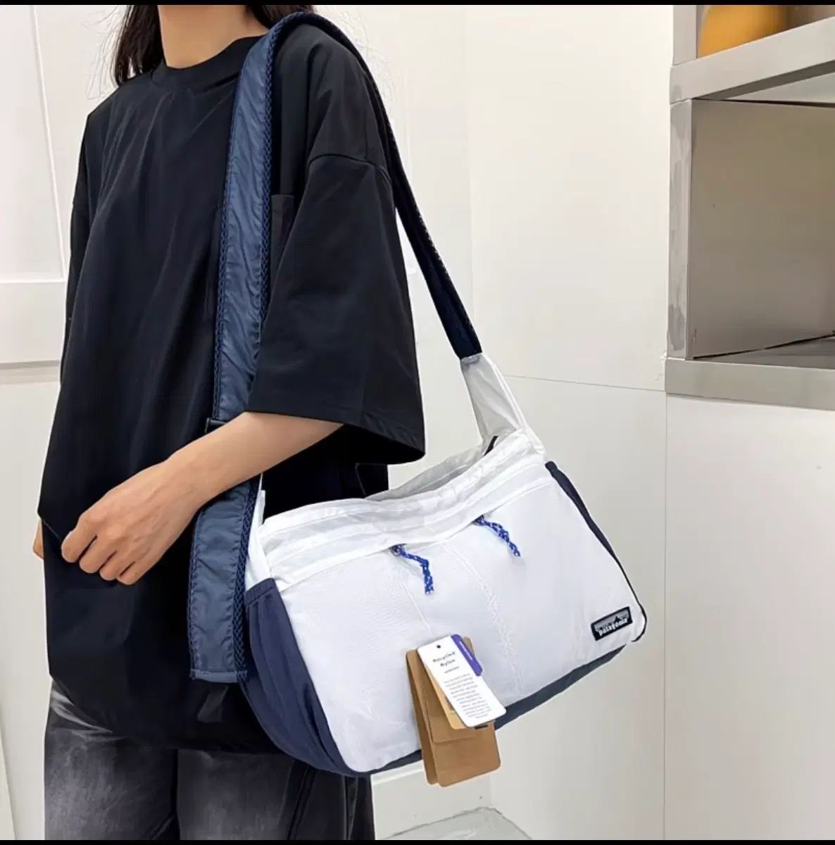 パタゴニア ブラック ショルダーバッグ クロスバック (新品 ホワイト)