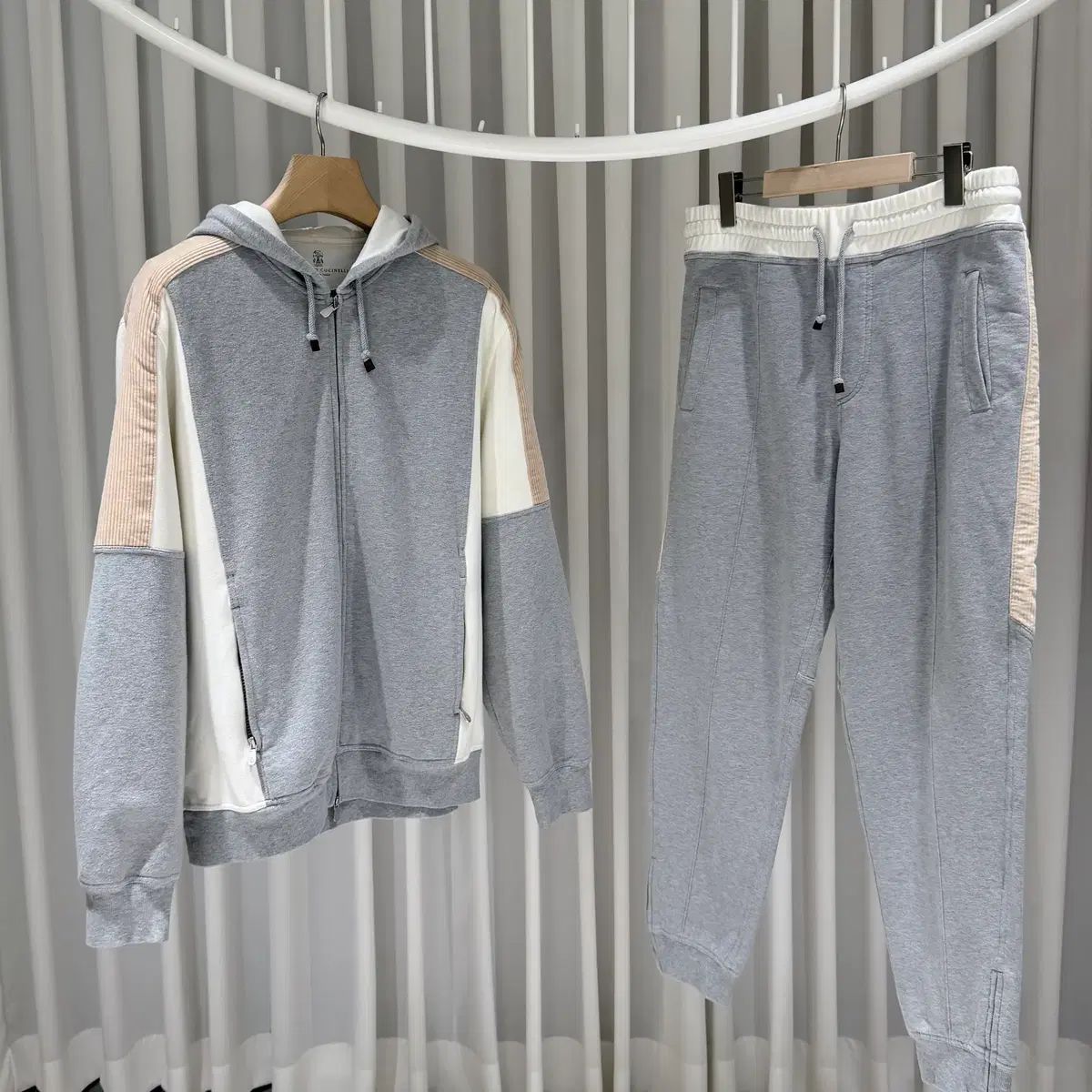 (S級/L M) / BRUNELLO CUCINELLI(ブルネロクチネリ) トレーナー コットン フードジップアップ パンツ セットアップ グレー 162,522円