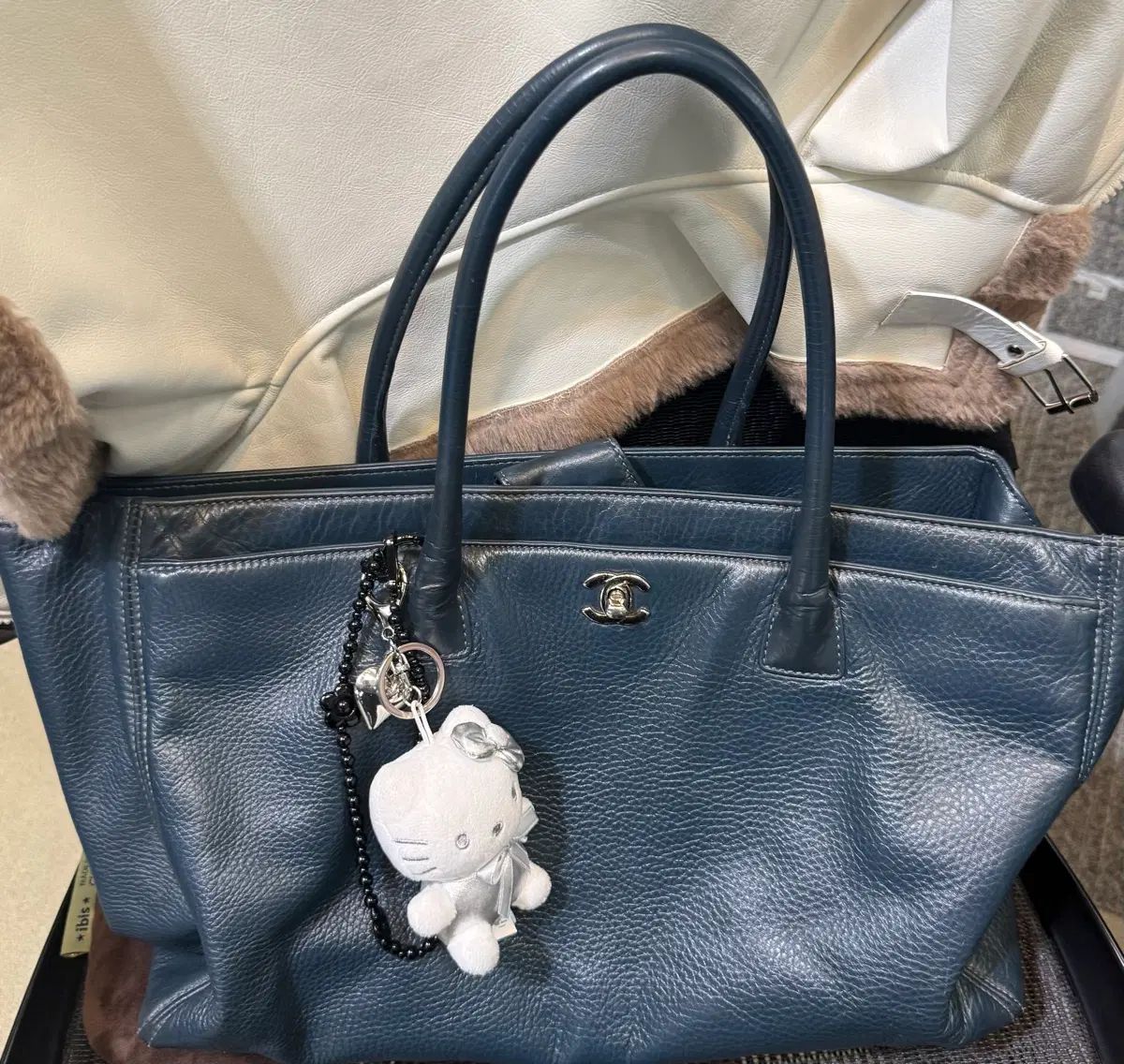 (正規品) シャネル サーフバッグ ネイビー シルバー 出品 173,196円