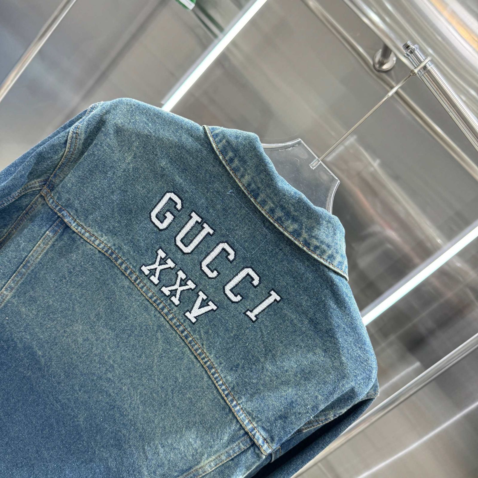 【本日限定特価】Gucci × NYヤンキース コラボ デニムジャケット 刺繍パッチ メンズ＆レディース M-XXL [本日特価|新品未使用品]