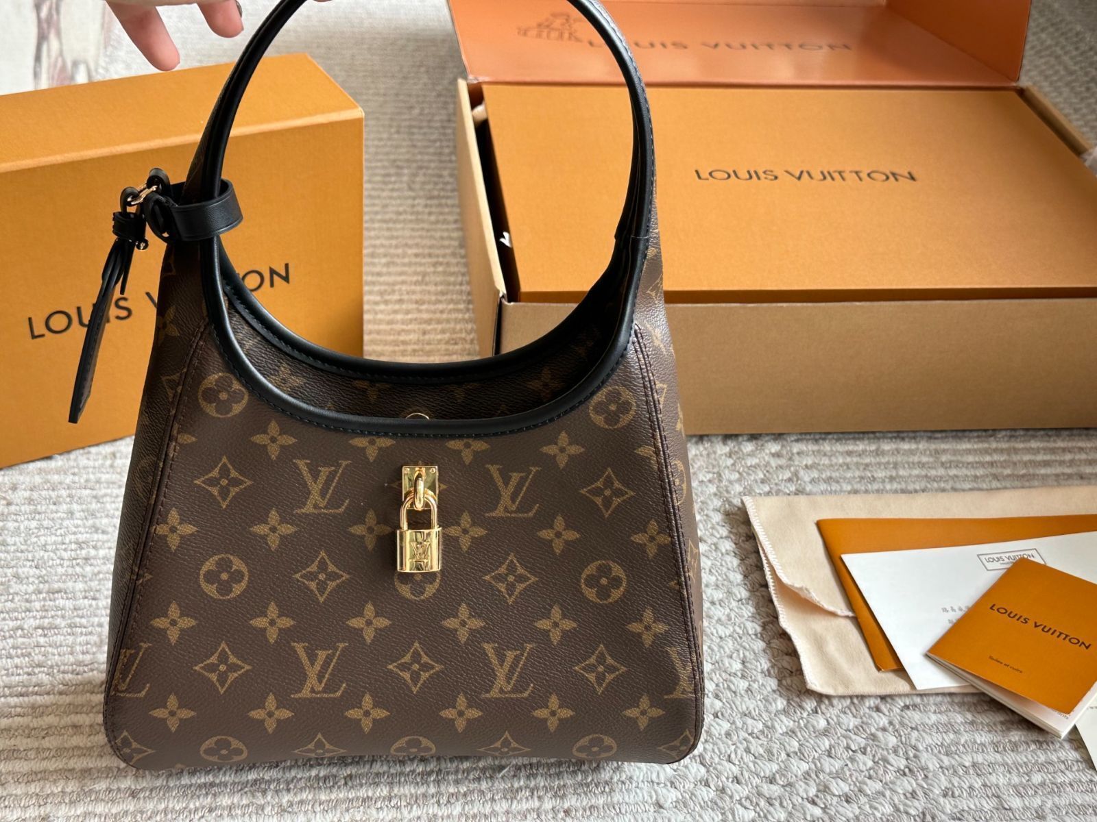 【今日特価】LV The Drop 2025 年 4 月 レディース アームポーチ ヴィンテージリメイク（26×17cm） 12,600円