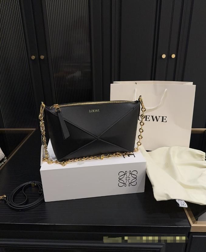 LOEWE チェーンショルダーバッグ ブラック 15,695円
