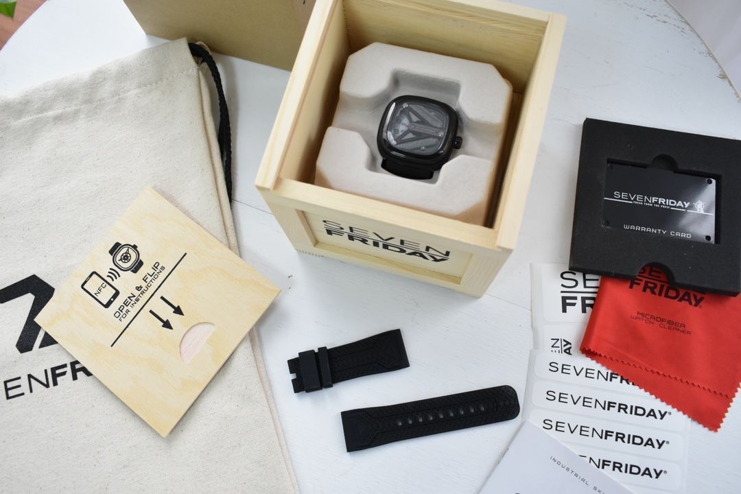 SEVENFRIDAY セブンフライデー M3/01｜宇宙船インスパイアデザイン｜NFC認証付き/実物撮影新品未使用