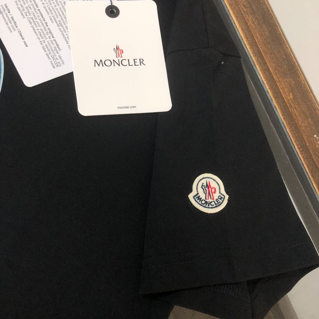 【本日限定特価】MONCLER クルーネックTシャツ - 高品質コットンで快適な着心地 [本日特価|新品未使用品]