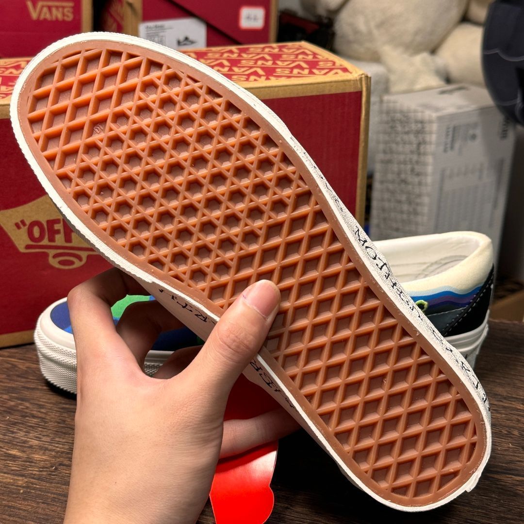 【今日特価】Vans Love Mother Earth スニーカー！送料無料！在庫限定のお得な価格です！
