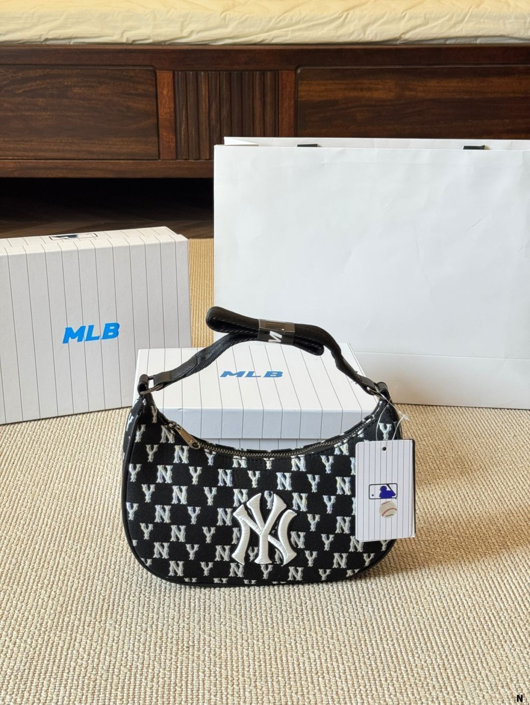 【今日特価】MLB Official Unisex Armpit Bag Couple Style Celebrity 同款 New Arrival 11,160円