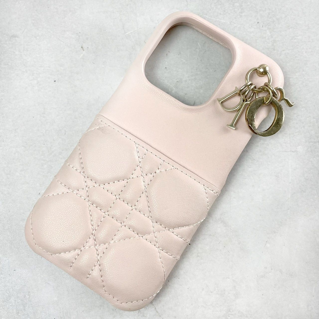人気✨Christian Dior キルティング iphoneケース 16pro カナージュラムスキン Lady Diorロゴチャーム ゴールド金具 スマホケース 携帯 イタリア製 ピンク