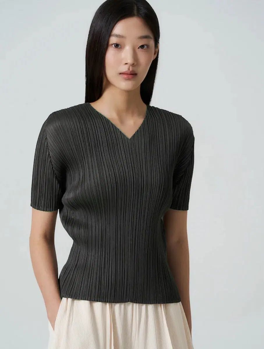 PLEATS PLEASE 8月 Vネック 半袖トップス チャコール