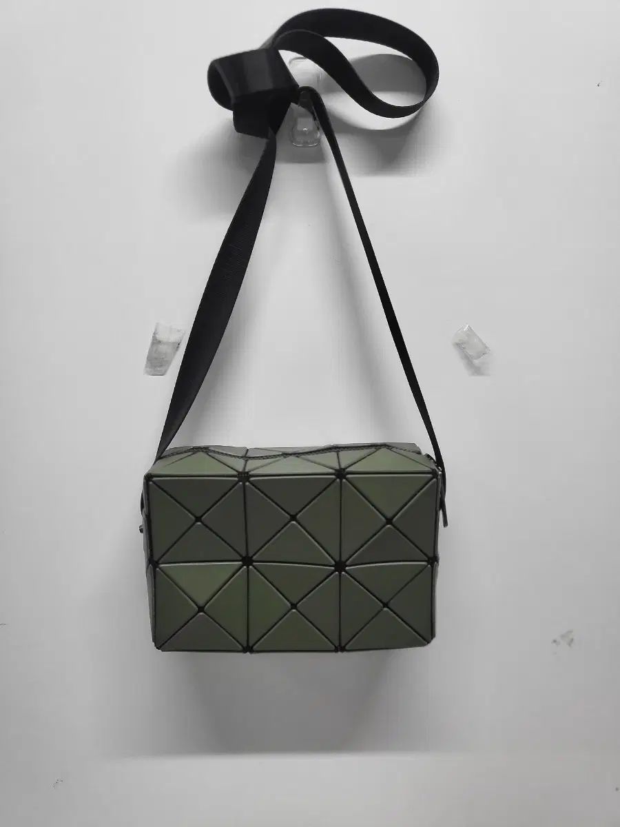 BAO BAO ISSEY MIYAKE バオバオイッセイミヤケ ジェミン クロスバック カーキ(送料無料※メルカリshop取引では対象外) 29,891円