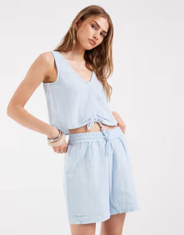 ピーシーズ レディース ボトムス ハーフパンツ・ショーツ ショートパンツ コットン PIECES crinkled cotton high waisted shorts in pale blue pa