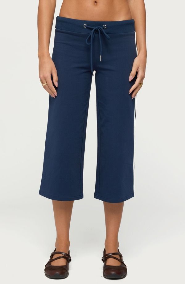 アディクテッド レディース ボトムス レギンス パンツ スウェットパンツ キャップ EDIKTED Zanele Side Stripe Capri Sweatpants NAVYANDWHITE ホ