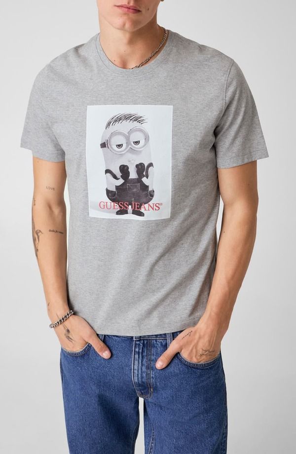 ゲス メンズ トップス Tシャツ ミニ コットン グラフィック GUESS x Minions Photo Cotton Graphic TShirt GREY グレー 12,854円