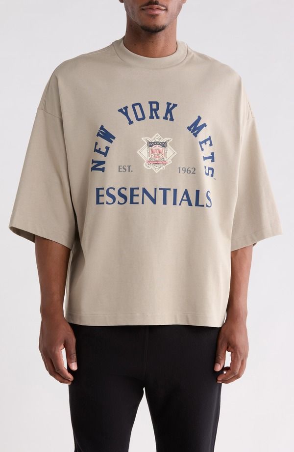 フィアオブゴッド メンズ トップス Tシャツ コットン グラフィック Fear of God Essentials x MLB New York Mets Merch Cotton Graphic T