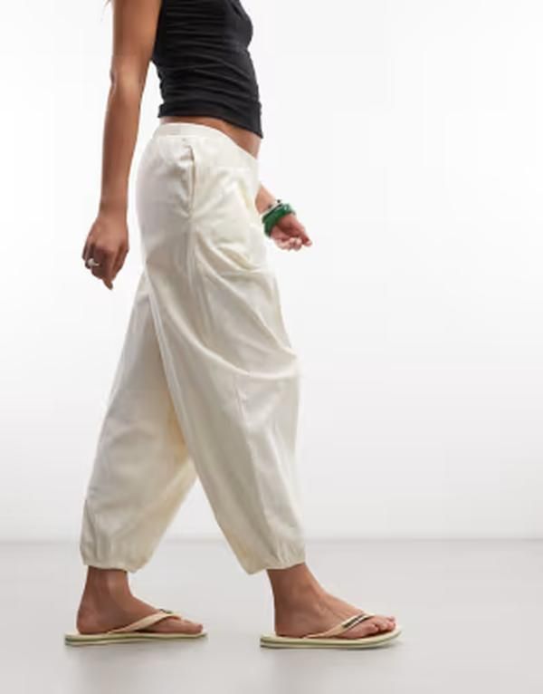 リクレイム ヴィンテージ レディース ボトムス カジュアルパンツ Reclaimed Vintage poplin bloomer 34 length pants in cream クリーム 17,266円