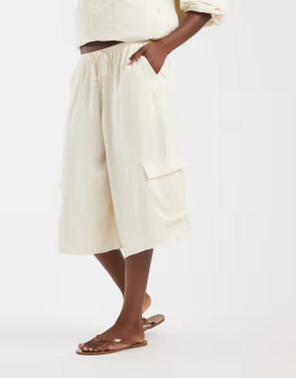 エイソス レディース ボトムス カジュアルパンツ ショートパンツ サテン ASOS DESIGN satin bermuda cargo shorts in ecru エクリュ 15,000円