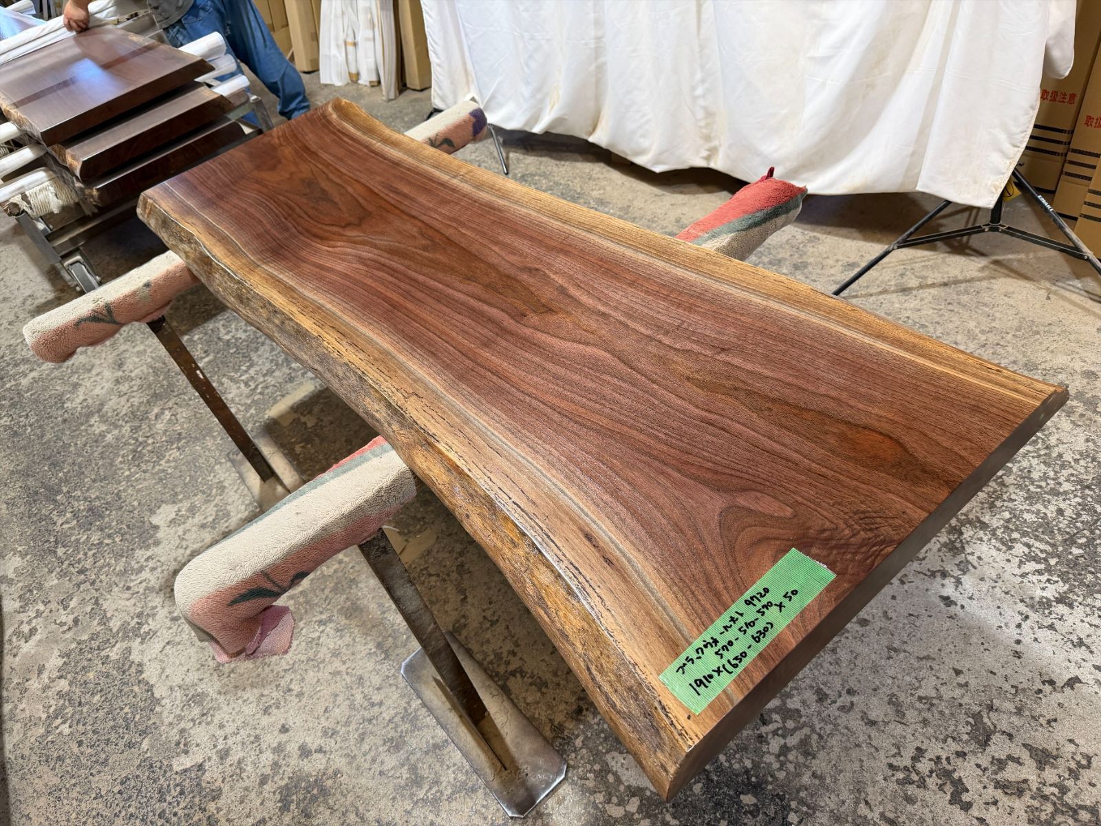 ブラックウォールナット9720　一枚板無垢 乾燥材　1910ｘ570-510-570ｘ50mm カウンター　ローテーブル　センターテーブル　テーブル 90,750円