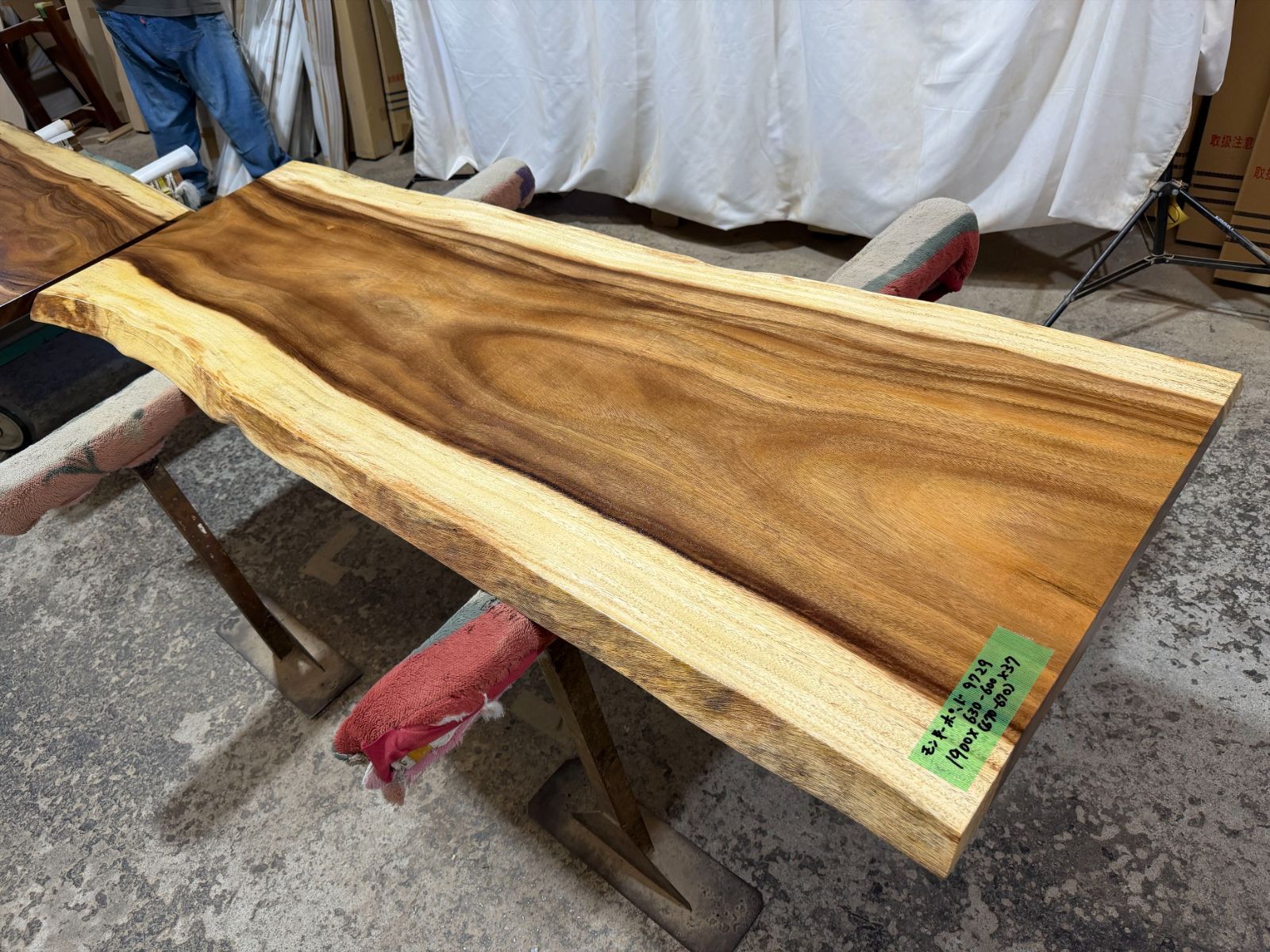 モンキーポッド9729　一枚板無垢 乾燥材　1900ｘ630-600ｘ37mm カウンター　センターテーブル　ダイニングテーブル