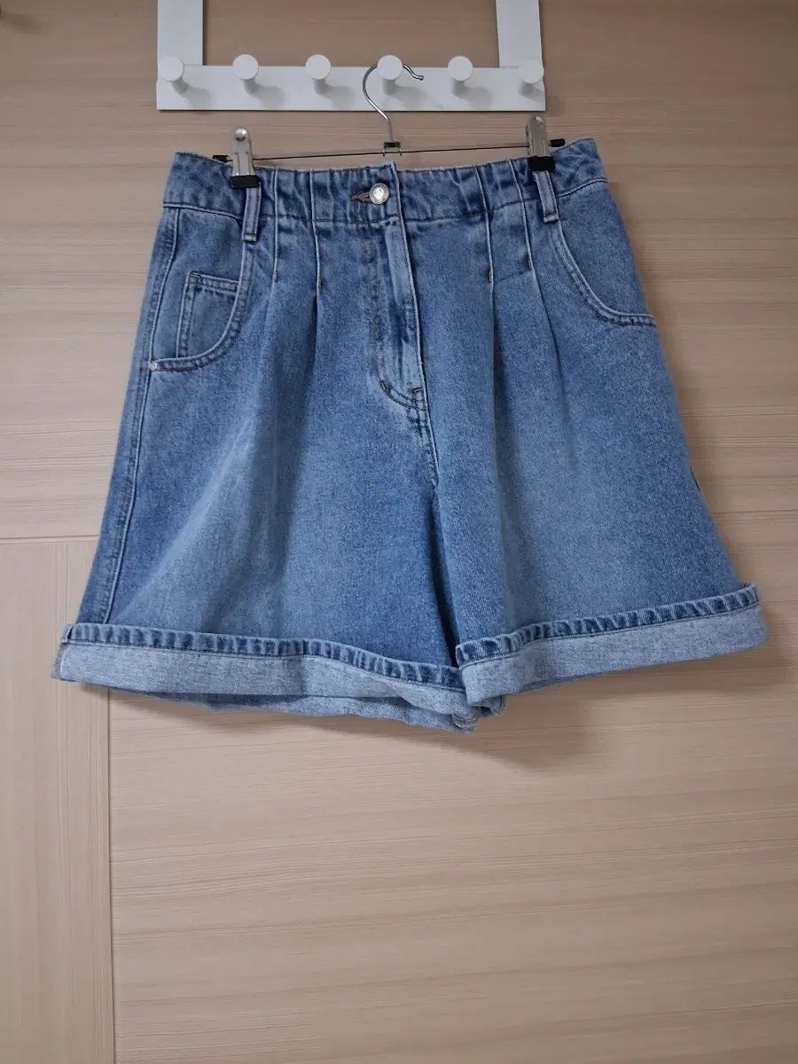 DEWL デニム ピンタック ロールアップ ハーフパンツ (26年 新作)
