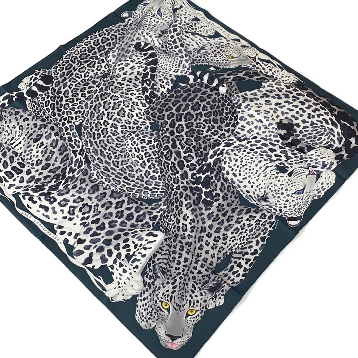 HERMES(エルメス) スカーフ美品 カレ90 黒×グレー×白 LAZY LEOPAR DESSES/豹柄