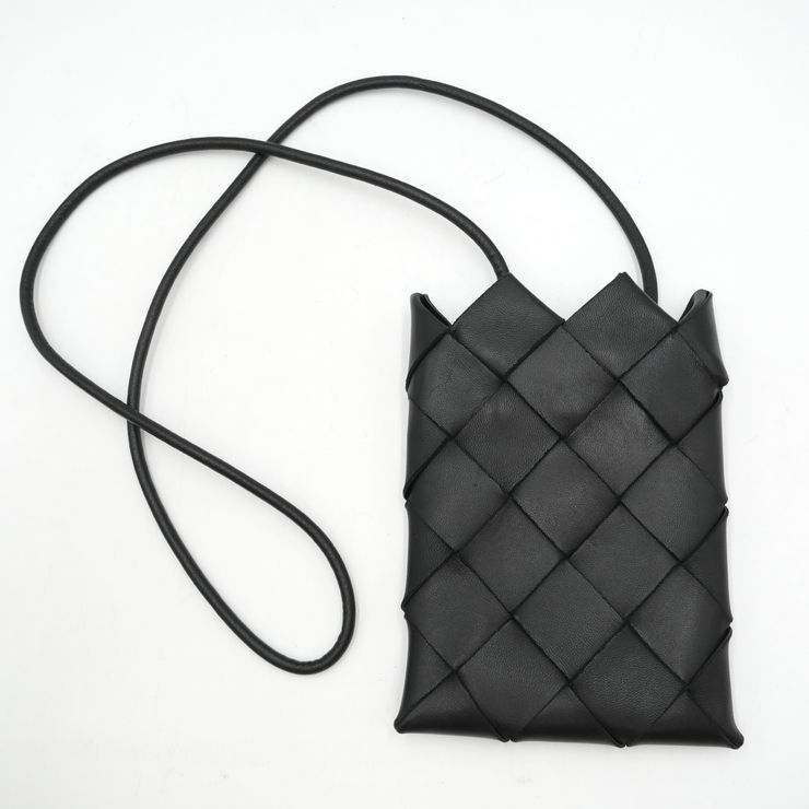 BOTTEGA VENETA（ボッテガヴェネタ）イントレチャート フォンポーチ ヴィンテージ ショルダーバッグ スマホポーチ ブラック レザー レディース 【中古】