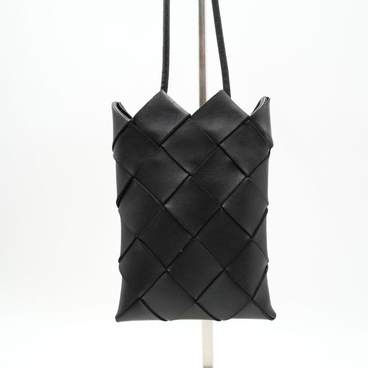BOTTEGA VENETA（ボッテガヴェネタ）イントレチャート フォンポーチ ヴィンテージ ショルダーバッグ スマホポーチ ブラック レザー レディース 【中古】