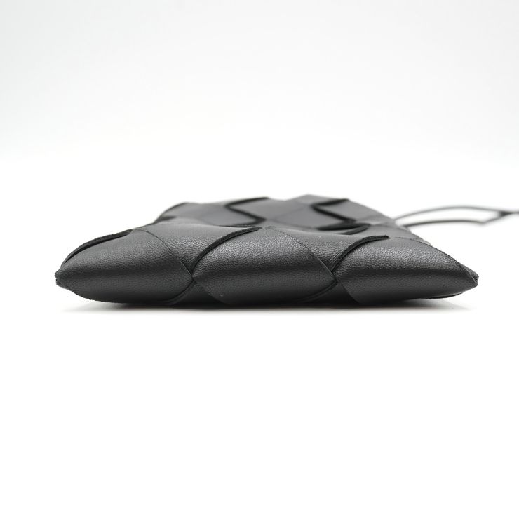 BOTTEGA VENETA（ボッテガヴェネタ）イントレチャート フォンポーチ ヴィンテージ ショルダーバッグ スマホポーチ ブラック レザー レディース 【中古】