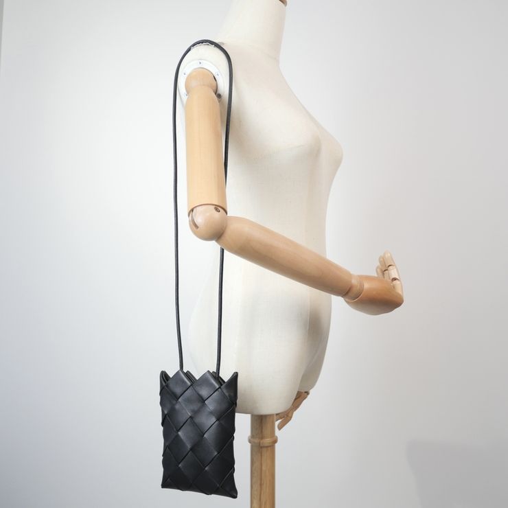 BOTTEGA VENETA（ボッテガヴェネタ）イントレチャート フォンポーチ ヴィンテージ ショルダーバッグ スマホポーチ ブラック レザー レディース 【中古】