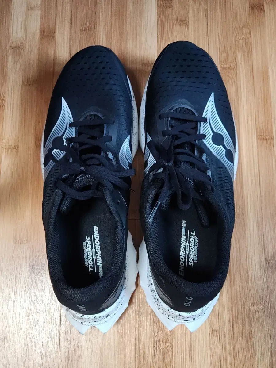 Saucony サッカニー エンドルフィン スピード 4 ブラック 285mm