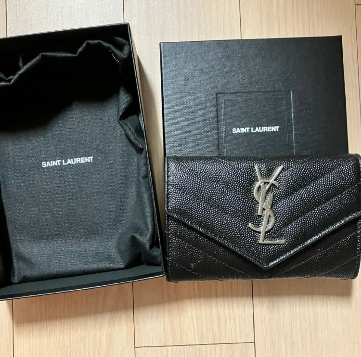 Saint Laurent サンローラン マトラッセ 二つ折り財布（シルバー）