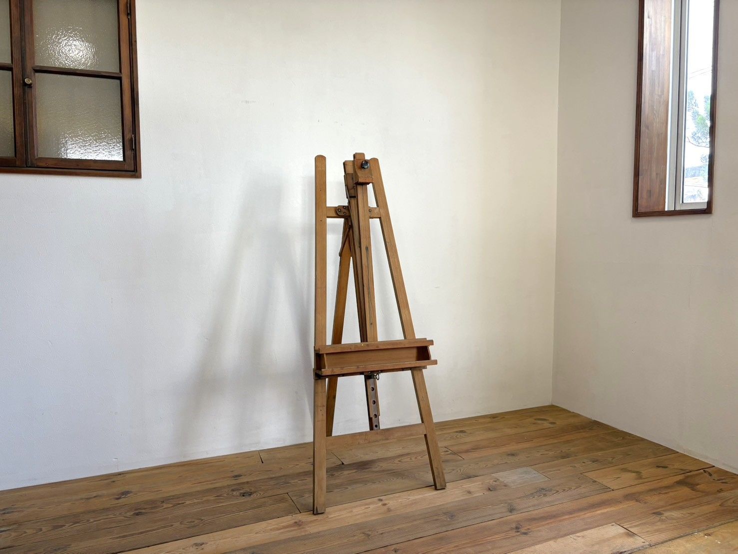 A090 　作りの良い　イーゼル　キャンバス　美術　画材　備品　アート　展示台　飾り台　陳列台　木製　看板立て　メニューボード　アトリエ　古家具　古道具　店舗什器　インテリア　昭和レトロ　レトロ　ヴィンテージ　アンティーク