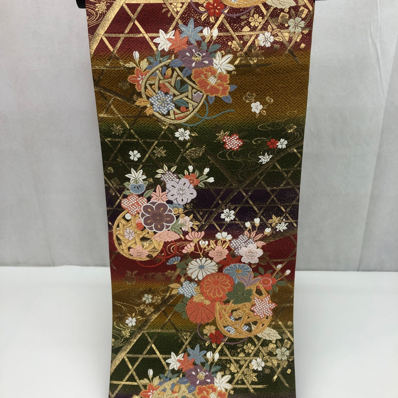 袋帯　逸品　豪華刺繡　金彩　松竹梅　桜　四季の花　和装小物 全通　鮮やか　帯　全長　約４４０㎝　幅　約３１㎝_255 9,490円