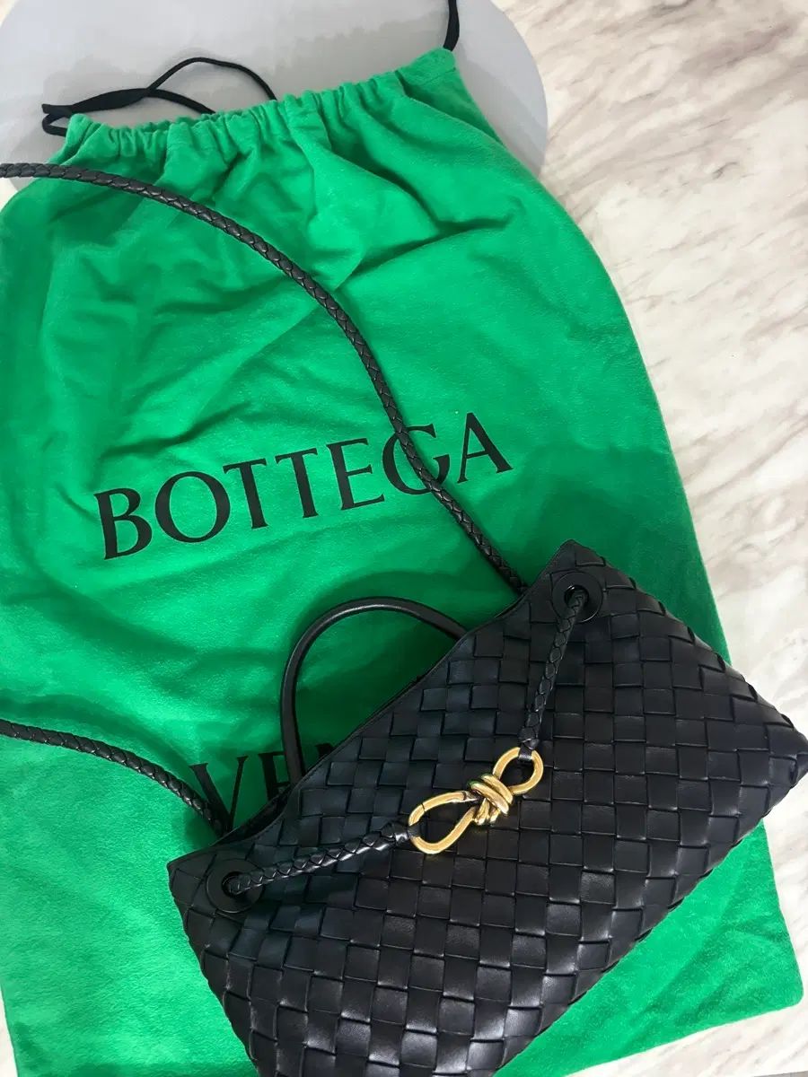 BOTTEGA VENETA ボッテガ・ヴェネタ アンディアーモ イーストウエスト ブラック