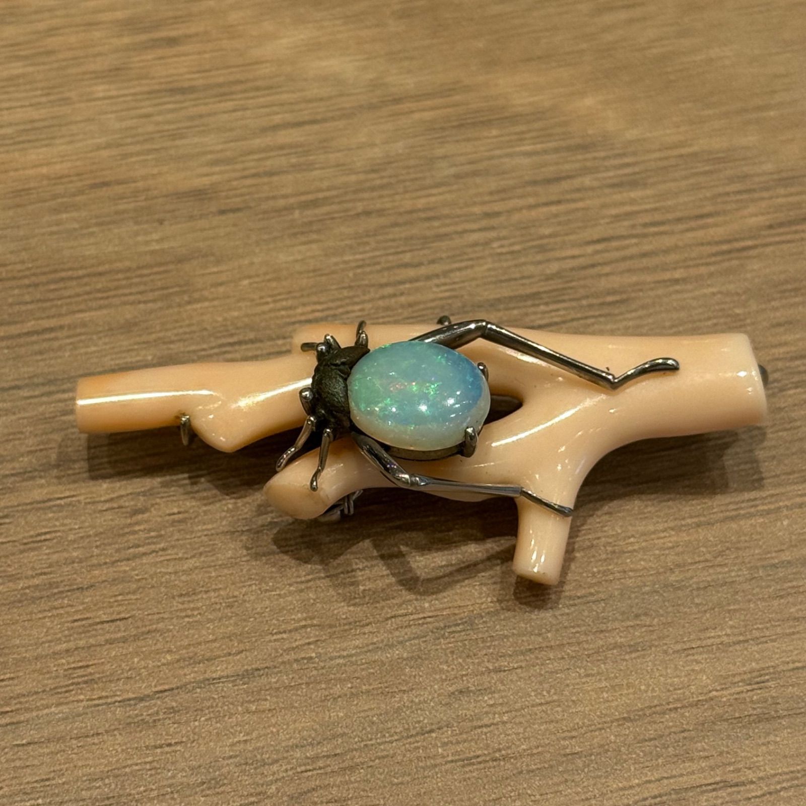 本珊瑚帯留にオパール虫付　総重量9g 新ゆ8-0806