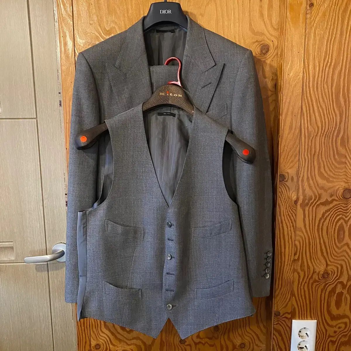 TOM FORD ウィンザー 3ピース グレー スーツ 出品