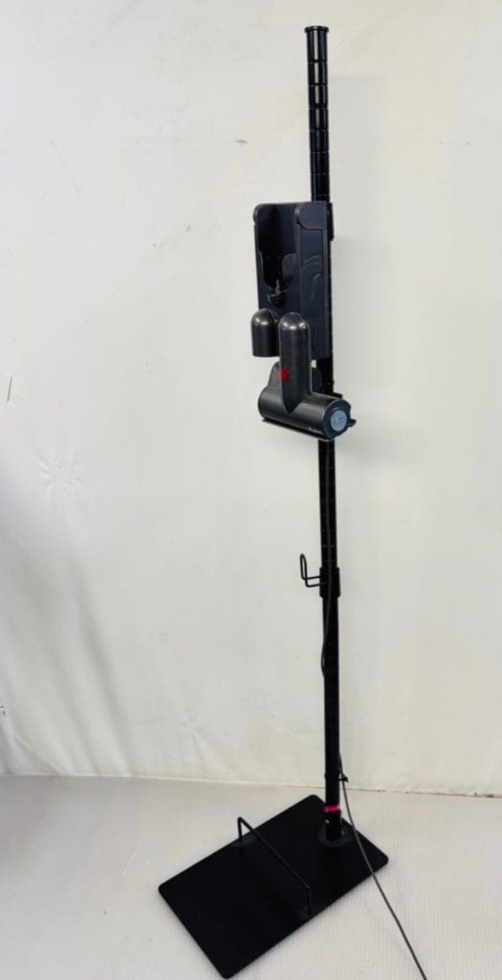 生活家電 7r103. Dyson コードレスクリーナー 本体 非純正スタンド付SV21