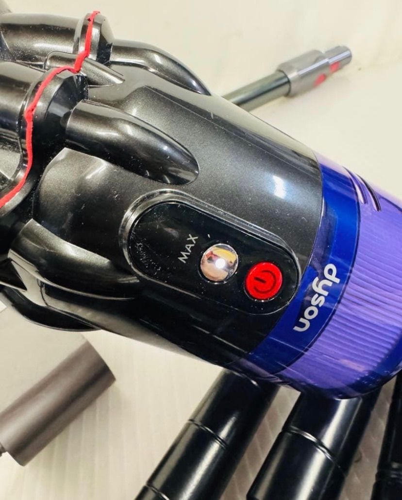 生活家電 7r103. Dyson コードレスクリーナー 本体 非純正スタンド付SV21
